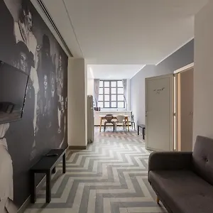 Armani House, Superior In Center Appartamento